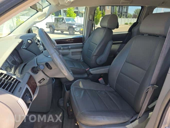 2010 Chrysler Town & Country Touring 121.2" WB – miniatura 3