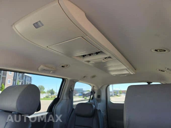 2010 Chrysler Town & Country Touring 121.2" WB – miniatura 8