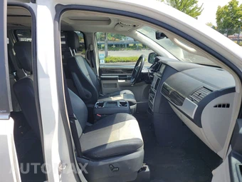 2010 Chrysler Town & Country Touring 121.2" WB – miniatura 14
