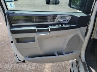 2010 Chrysler Town & Country Touring 121.2" WB – miniatura 15