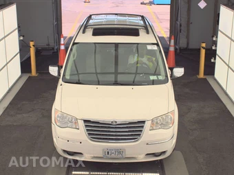 2010 Chrysler Town & Country Touring 121.2" WB – miniatura 2
