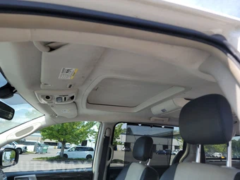 2010 Chrysler Town & Country Touring 121.2" WB – miniatura 21