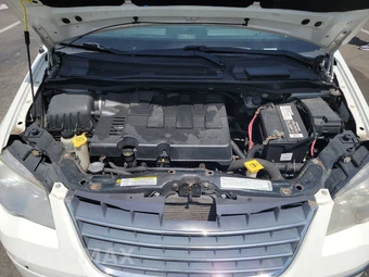 2010 Chrysler Town & Country Touring 121.2" WB – miniatura 23
