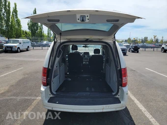 2010 Chrysler Town & Country Touring 121.2" WB – miniatura 24
