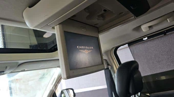 2010 Chrysler Town & Country Touring 121.2" WB – miniatura 25