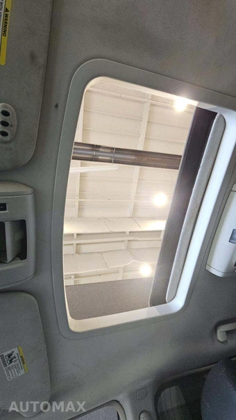 2010 Chrysler Town & Country Touring 121.2" WB – miniatura 27