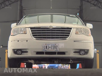 2010 Chrysler Town & Country Touring 121.2" WB – miniatura 3