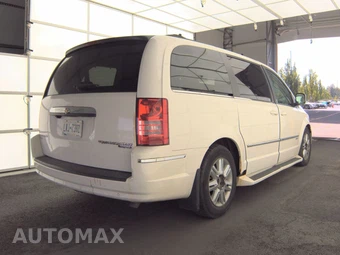 2010 Chrysler Town & Country Touring 121.2" WB – miniatura 5