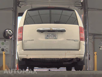 2010 Chrysler Town & Country Touring 121.2" WB – miniatura 7