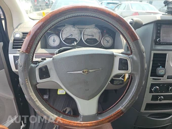 2010 Chrysler Town & Country Touring 121.2" WB – miniatura 10