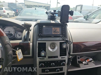 2010 Chrysler Town & Country Touring 121.2" WB – miniatura 11
