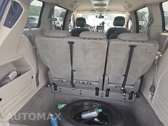 2010 Chrysler Town & Country Touring 121.2" WB – miniatura 17