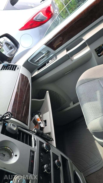 2010 Chrysler Town & Country Touring 121.2" WB – miniatura 23