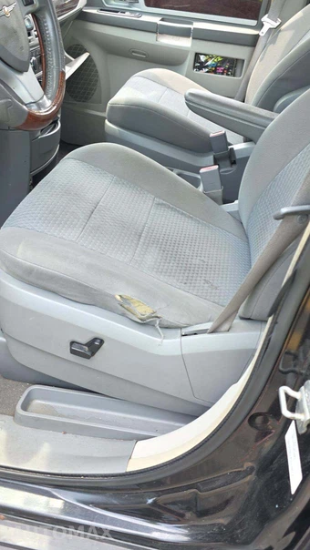 2010 Chrysler Town & Country Touring 121.2" WB – miniatura 24