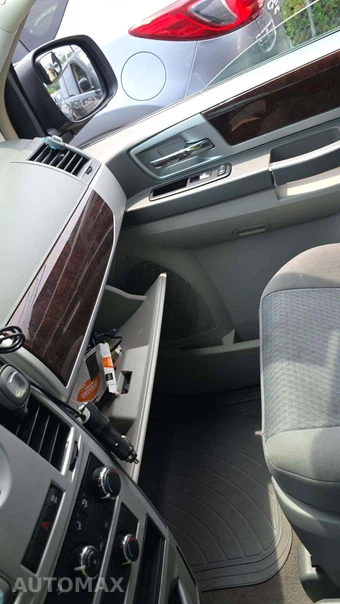 2010 Chrysler Town & Country Touring 121.2" WB – miniatura 33