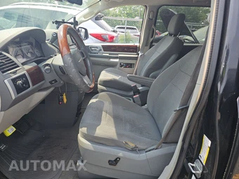 2010 Chrysler Town & Country Touring 121.2" WB – miniatura 7
