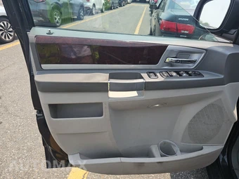 2010 Chrysler Town & Country Touring 121.2" WB – miniatura 9