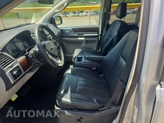 2010 Chrysler Town & Country Touring Plus 121.2" WB – miniatura 13