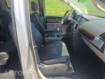 2010 Chrysler Town & Country Touring Plus 121.2" WB – miniatura 14