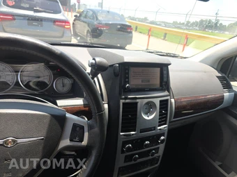 2010 Chrysler Town & Country Touring Plus 121.2" WB – miniatura 17