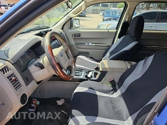 2010 Ford Escape XLS – miniatura 3