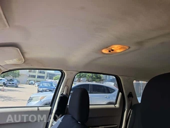 2010 Ford Escape XLS – miniatura 8