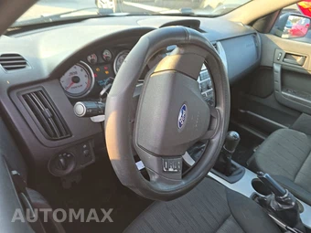 2010 Ford Focus SE Sedan - miniatura 10