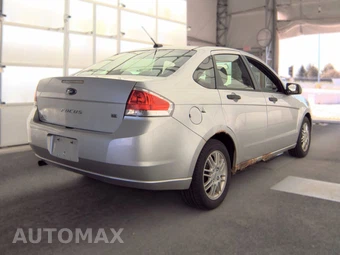 2010 Ford Focus SE Sedan - miniatura 4