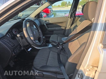 2010 Ford Focus SE Sedan - miniatura 7