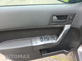 2010 Ford Focus SE Sedan – miniatura 9