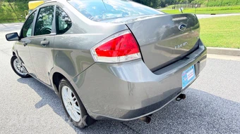 2010 Ford Focus SE Sedan - miniatura 12