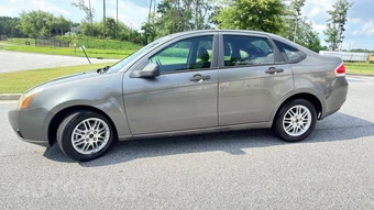 2010 Ford Focus SE Sedan - miniatura 3