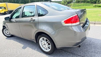 2010 Ford Focus SE Sedan - miniatura 5
