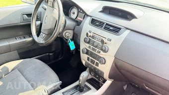 2010 Ford Focus SE Sedan - miniatura 9