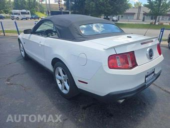 2010 Ford Mustang GT Convertible - miniatura 2