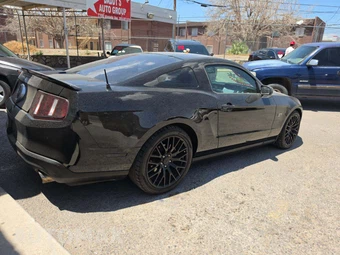 2010 Ford Mustang GT Coupe - miniatura 3