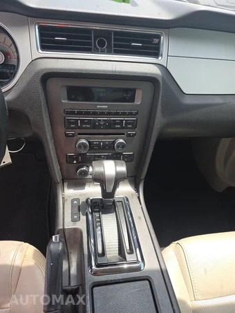 2010 Ford Mustang GT Premium Coupe - miniatura 11