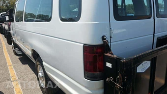 2010 Ford Super Duty E-350 Wagon XL 138.0" WB - miniatura 21