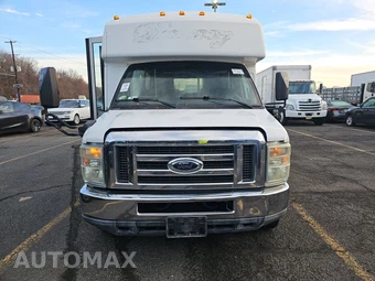 2010 Ford Super Duty E-450 Cutaway DRW 176.0" WB – miniatura 2