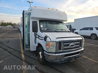 2010 Ford Super Duty E-450 Cutaway DRW 176.0" WB – miniatura 3