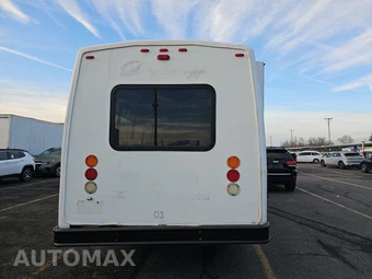 2010 Ford Super Duty E-450 Cutaway DRW 176.0" WB – miniatura 5