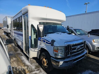 2010 Ford Super Duty E-450 Cutaway DRW – miniatura 3