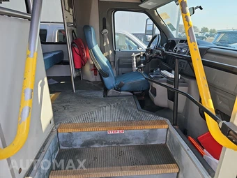 2010 Ford Super Duty E-450 Cutaway DRW – miniatura 8