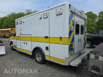 2010 Ford Super Duty E-450 Cutaway DRW - miniatura 3
