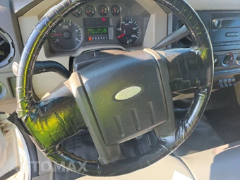 2010 Ford Super Duty F-550 Cab Chassis XL Crew Cab DRW - miniatura 10