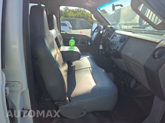 2010 Ford Super Duty F-550 Cab Chassis XL Crew Cab DRW - miniatura 8