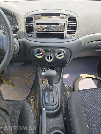2010 Hyundai Accent GS Hatchback – miniatura 10