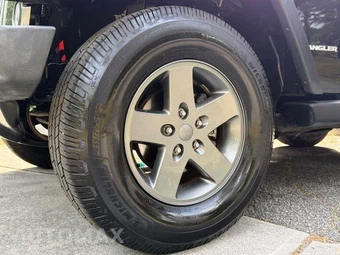 2010 Jeep Wrangler Mountain Edition - miniatura 15