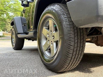 2010 Jeep Wrangler Mountain Edition - miniatura 25
