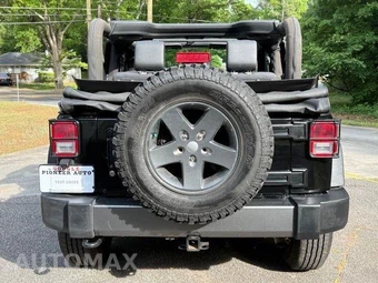 2010 Jeep Wrangler Mountain Edition - miniatura 26